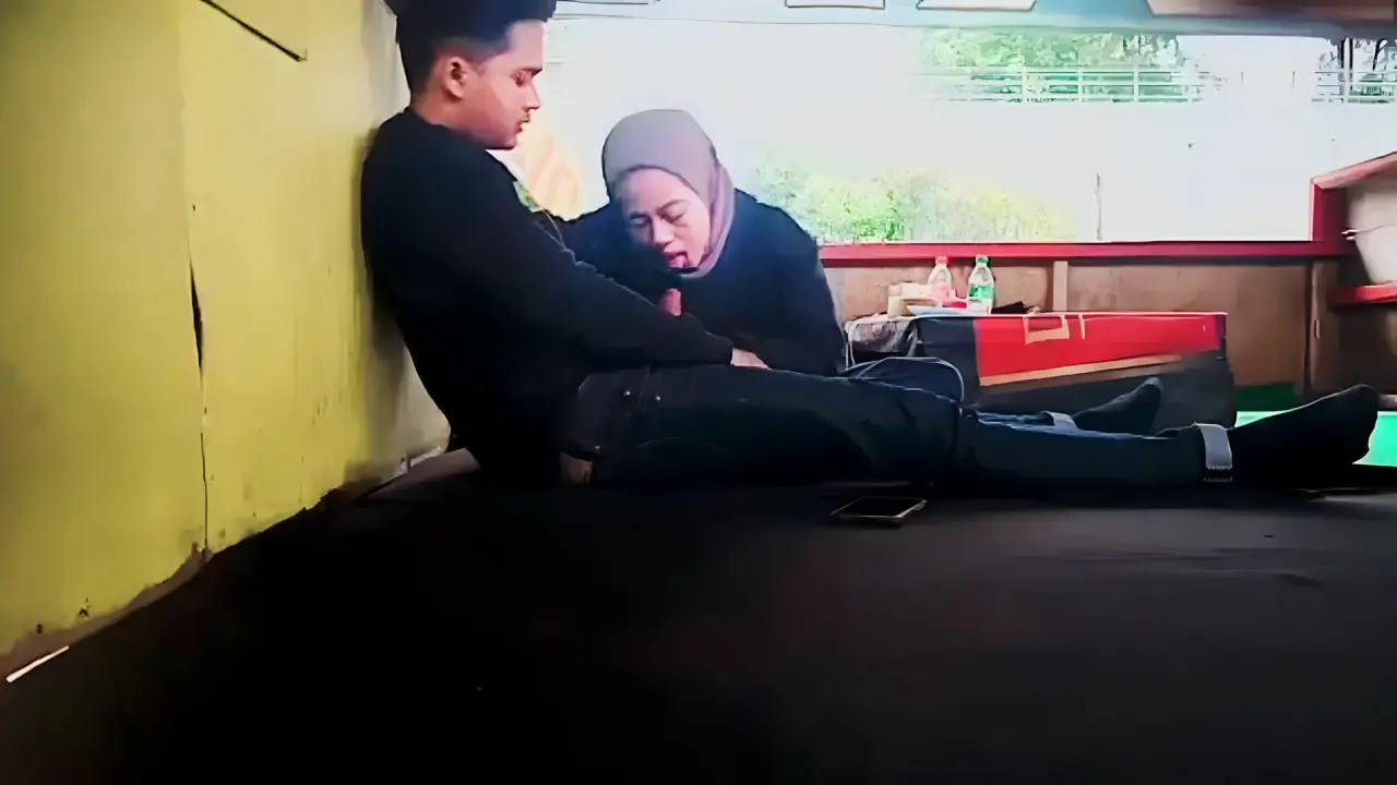 Viral Hijab Nekat Nyepong Di Rumah Makan Lesehan