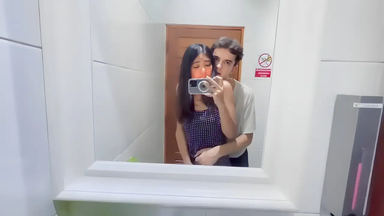 ADEK Kakak Sange Ngewe di Toilet