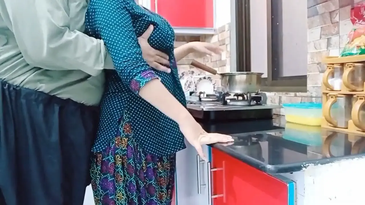 Mertua pakai alat bantu untuk gangguin menantu lagi masak