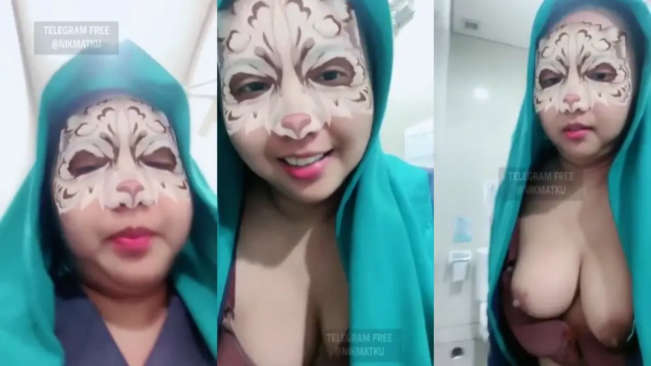Tante Hijab Hijau Lagi Kerja di Kantor Izin Ke Toilet Buat Colmek Hot Banget