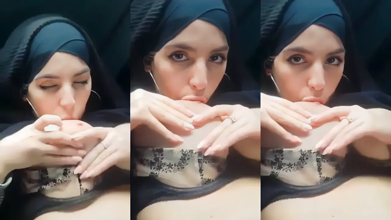 Hijab cantik sange parah