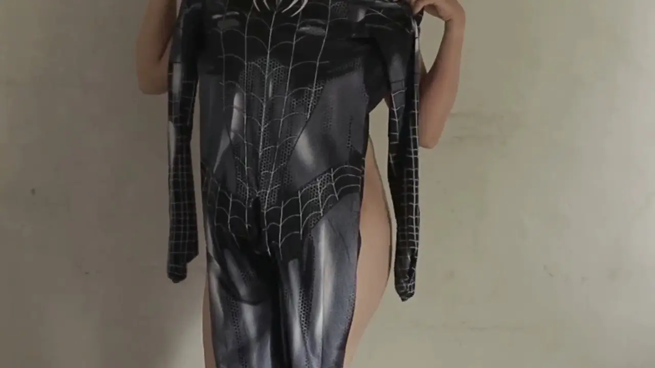 NGENTOTIN CEWEK COSPLAY SPIDERMAN HITAM SAMPAI KELUAR DI MEMEK B