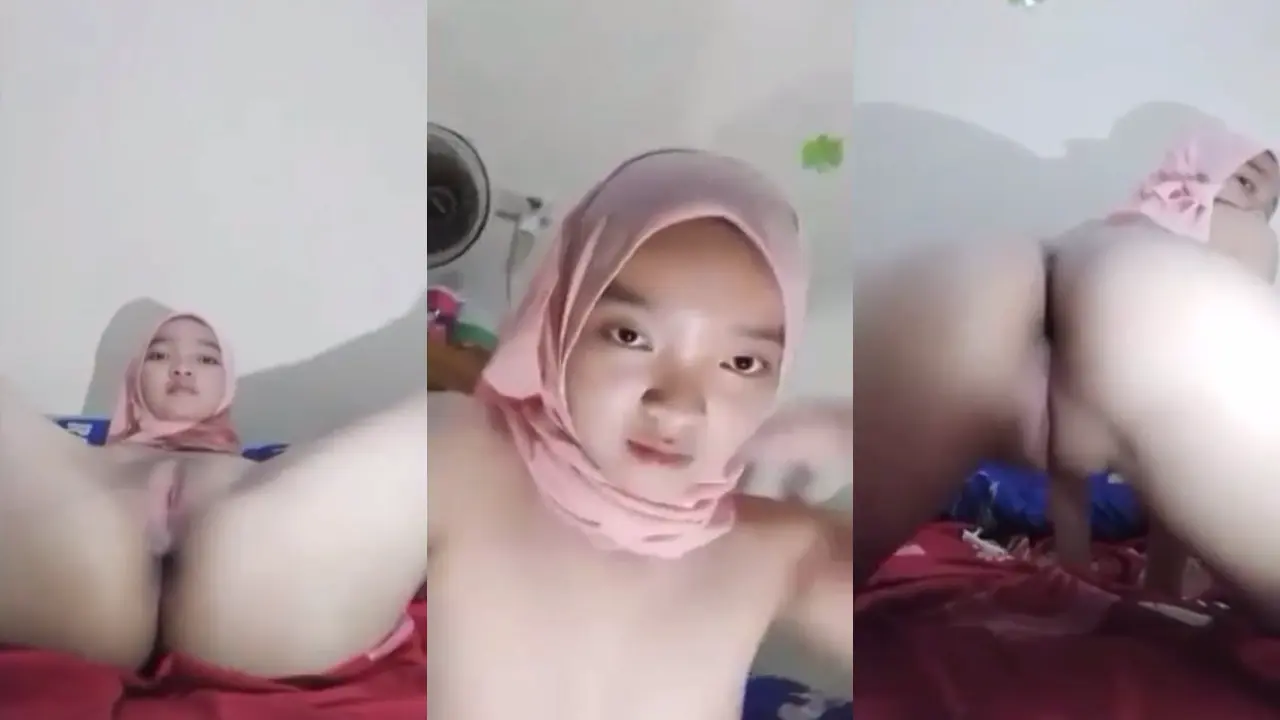 Neng Izza Jilbab Pink Pose Yoga Ngangkang (720)