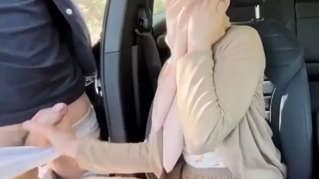 Wanita Hijabers Viral Mesum di Mobil