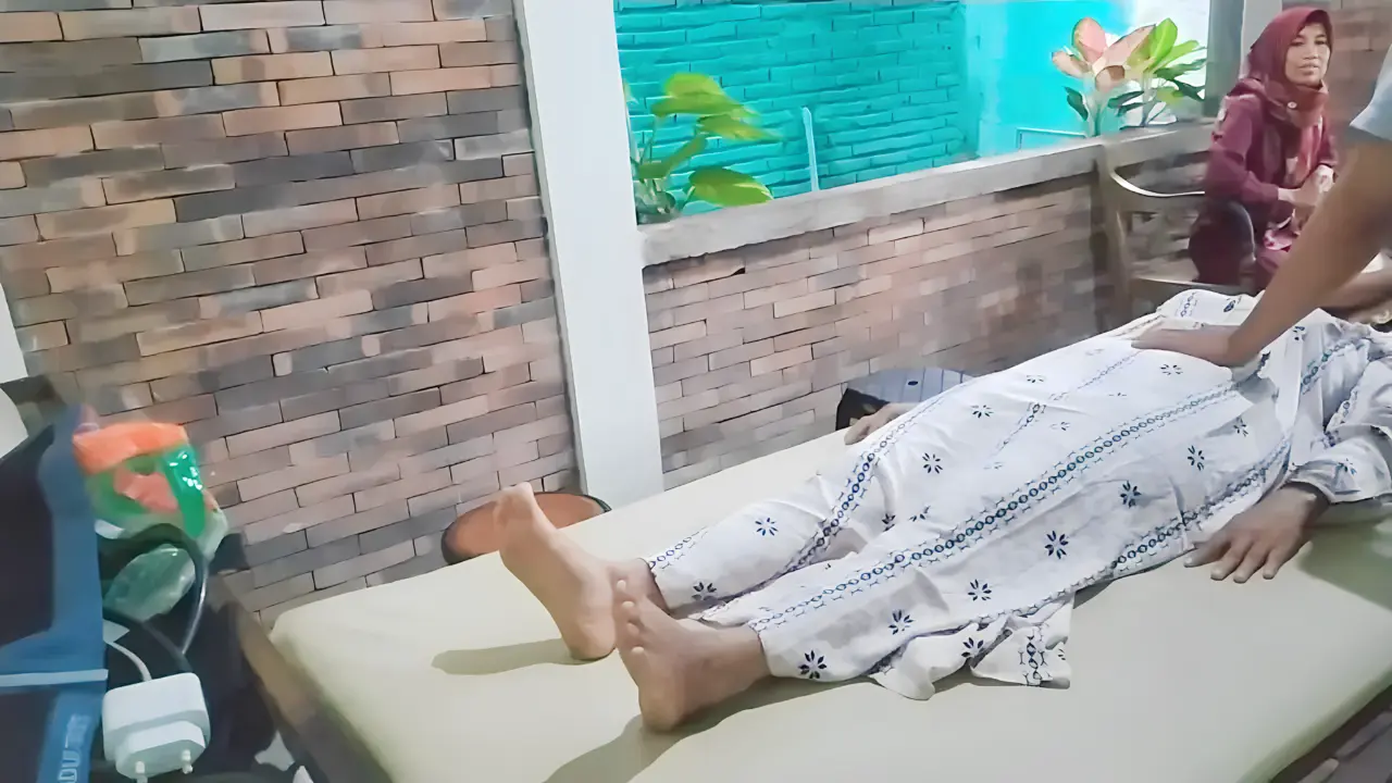 Sikakek mertua menang banyak ketikan menantu nya mintak pijett