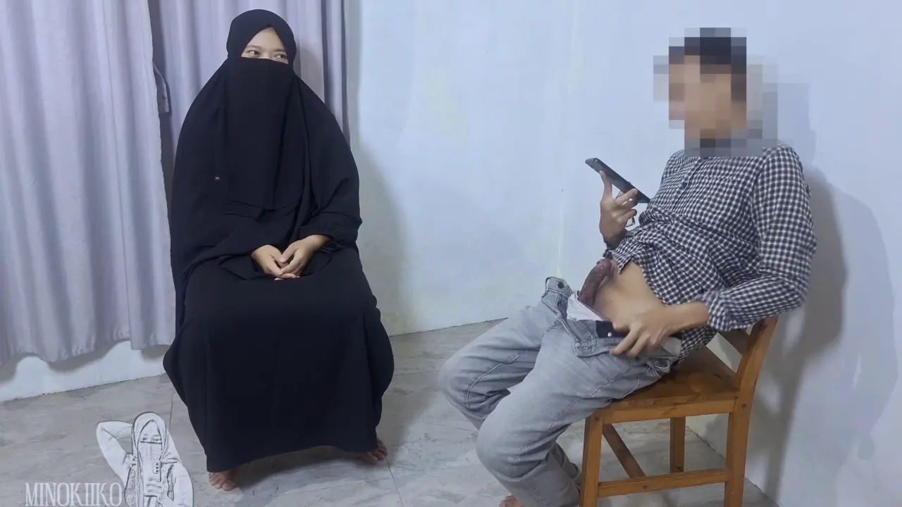 Ukthi cadar ngews cowo di ruang tunggu dan meminum pejuhnya
