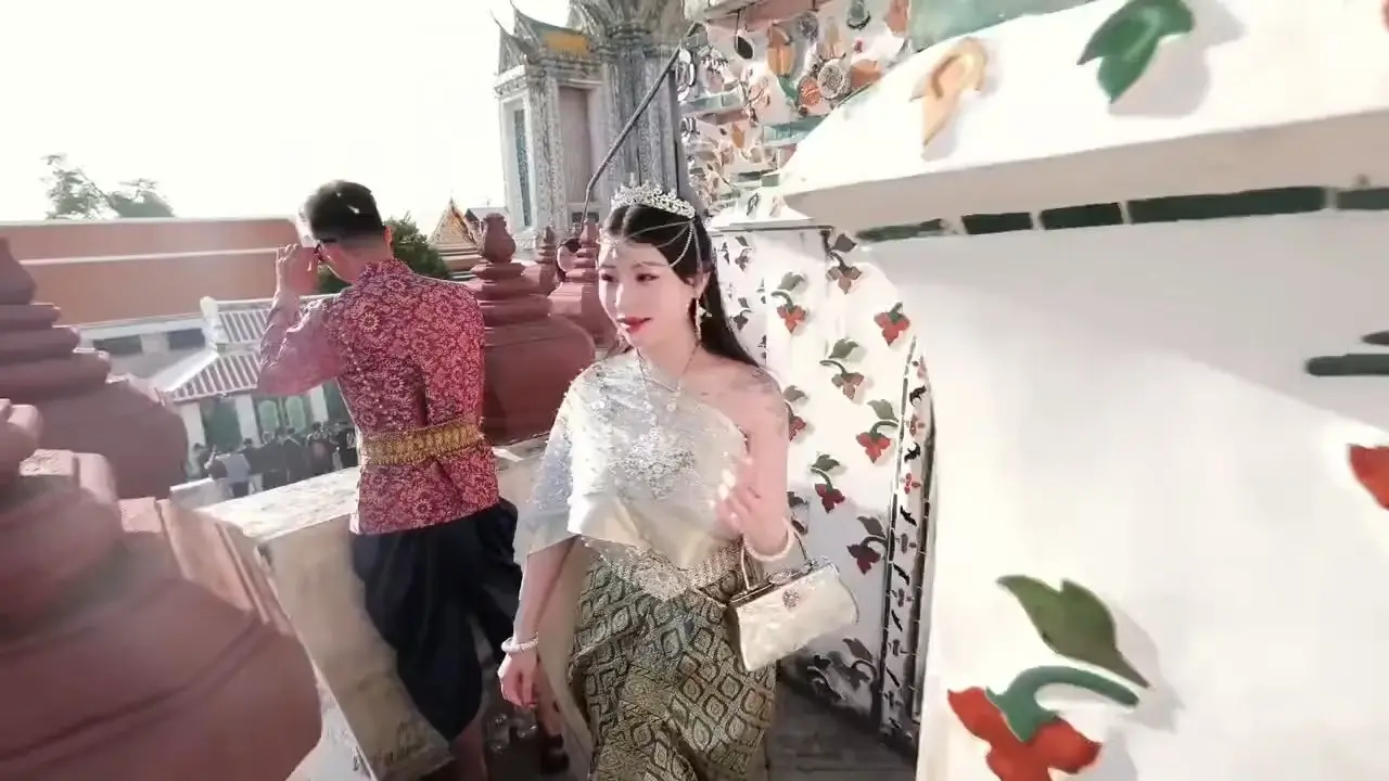 Diajak jalan-jalan sebelum ngewe