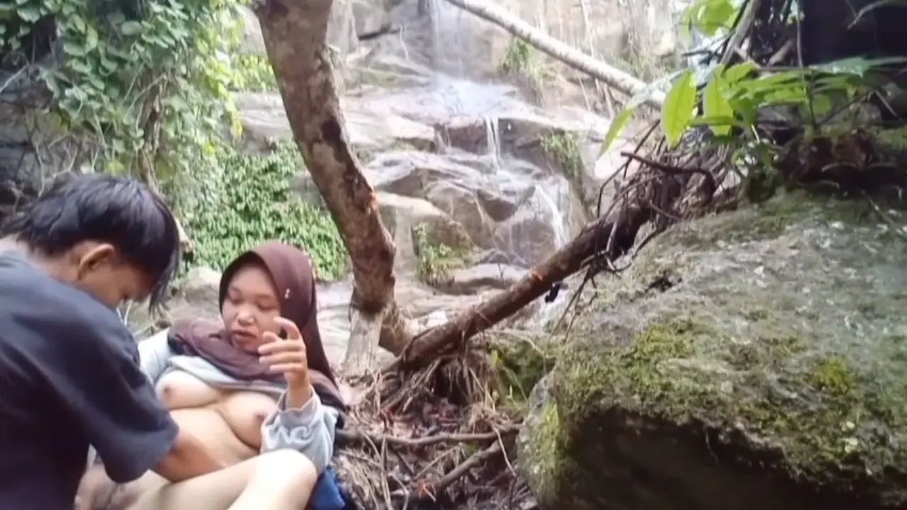 Hijab main di sungai ma pacar 