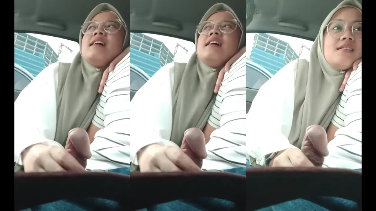 Hijab kacamata menikmati