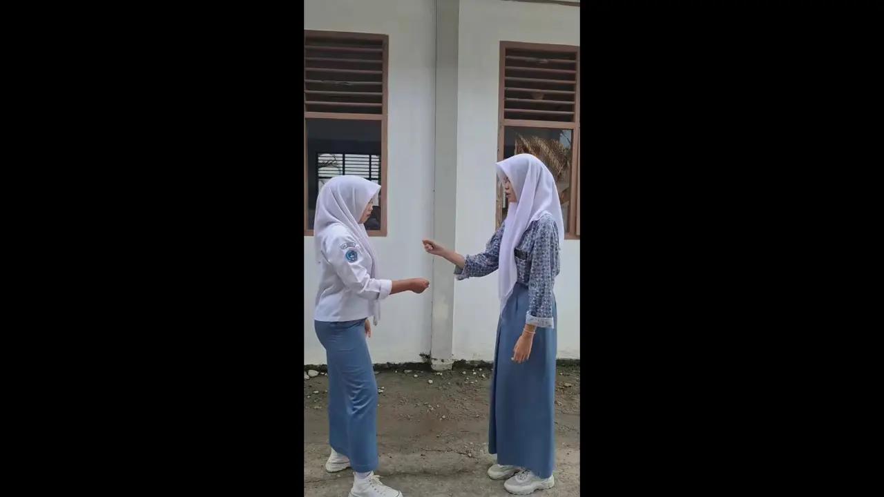 lia sari lesbian_cipokan_sambil_dicolmekin