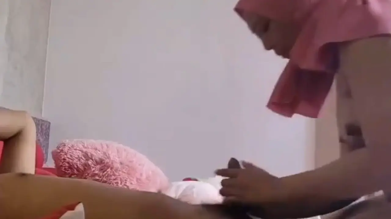 Tante Jilbab Pink Ngewe Sama Ponakan