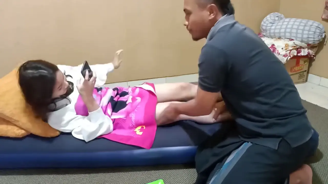 Pijat Kenikmatan Abg Di Obok² Bapak bapak tukang pijit...