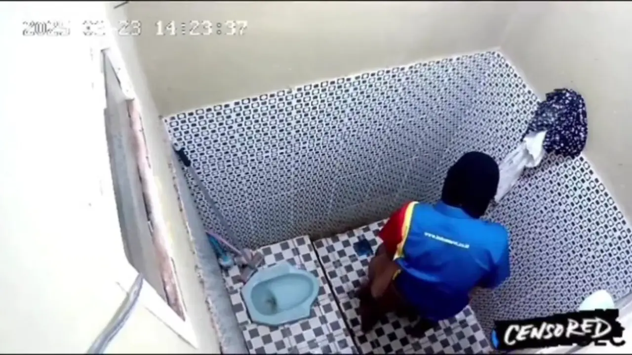 di paksa ngentot pekerja indo maret di kamar mandi